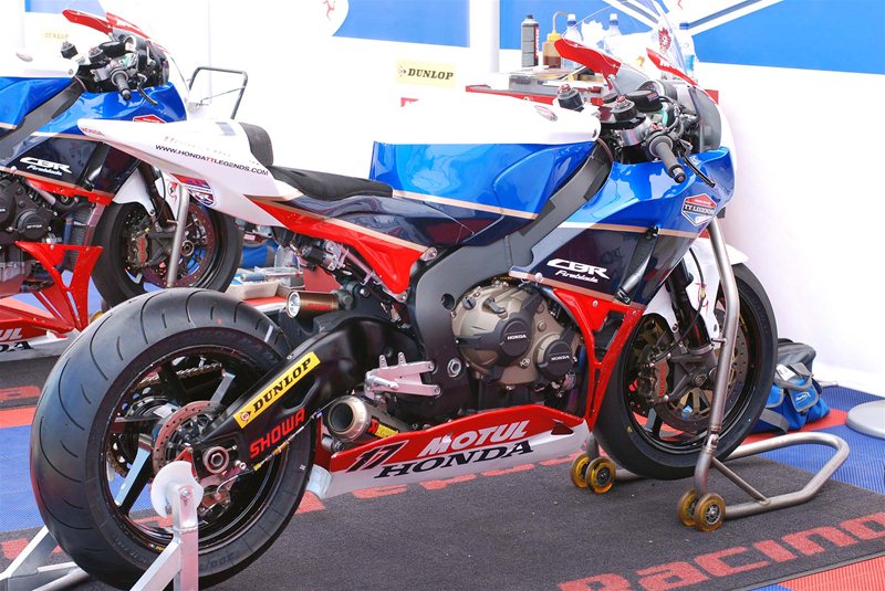Honda CBR1000RR 2012 - гоночный мотоцикл Джона МакГиннеса