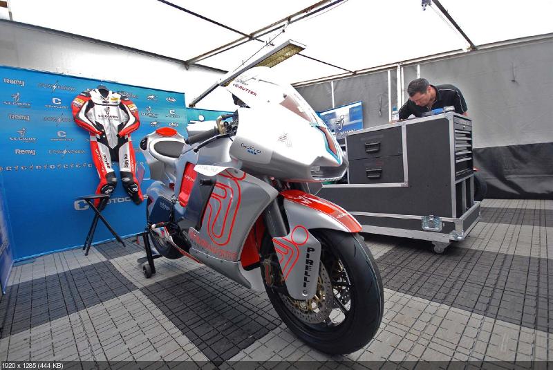 Фотографии гоночного электроцикла MotoCzysz E1pc 2012
